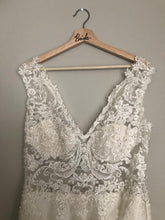 Elegant  Lace Appliques Lace V-neck Wedding Dresses