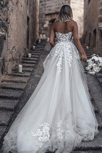 A-Line/Princess Tulle Chapel Train Wedding Dresses with Appliques Lace