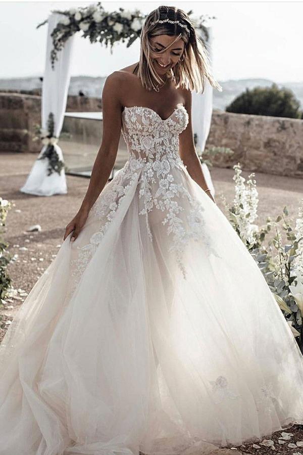 A-Line/Princess Tulle Chapel Train Wedding Dresses with Appliques Lace